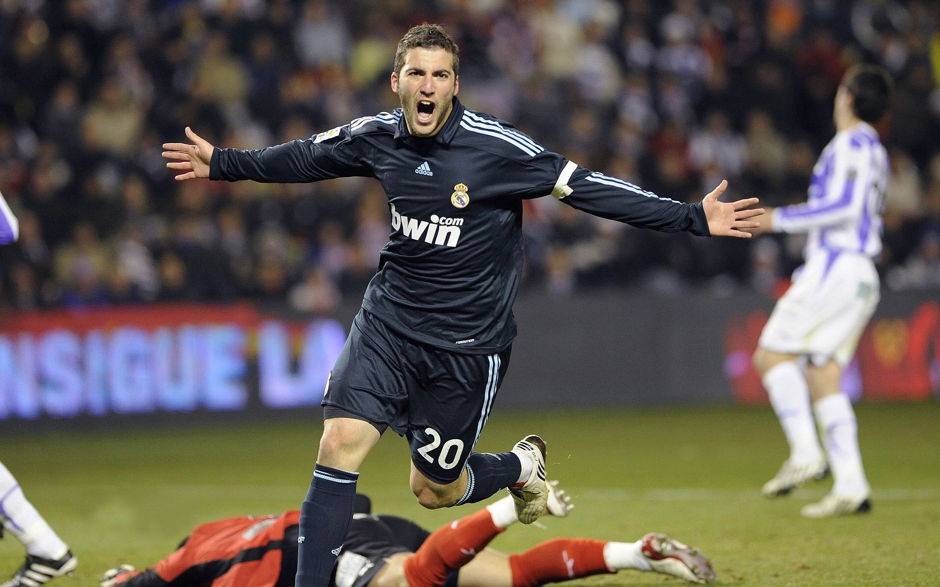 九游APP官网-皇马高价签约年轻新星，开启“新皇马时代”，皇马新引进的球员