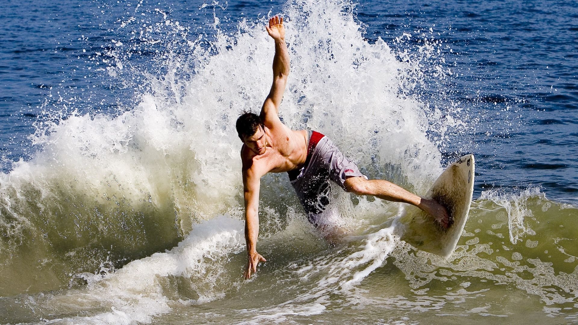 九游下载官网-英超争夺激烈，比分3-2，比赛关键数据：两队射门次数相当，控球率悬殊